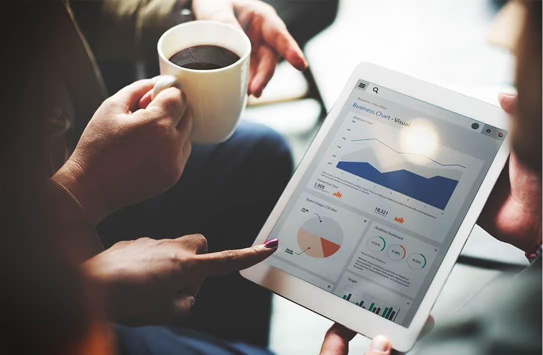 نشان دادن آمارها و نمودارها در تبلت به مرد قهوه دست