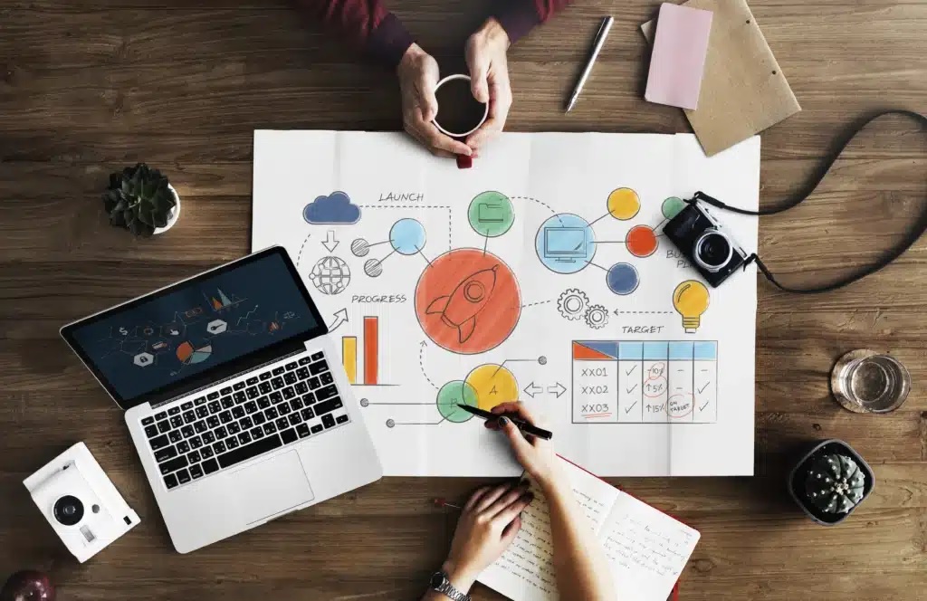 نمودارهای رنگارنگ سئو روی میز کنار لپتاپ