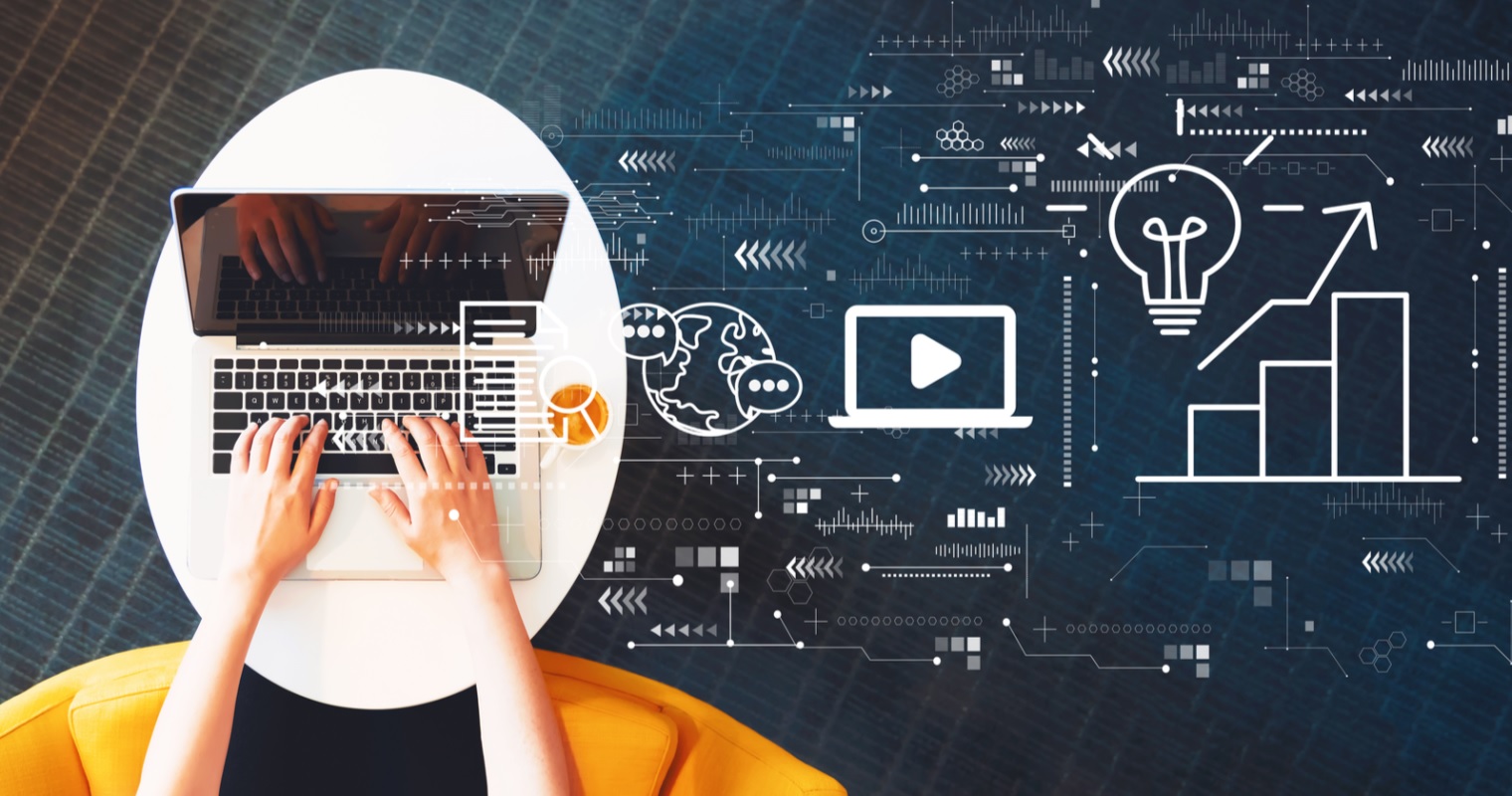 بازاریابی محتوایی با لپتاپ